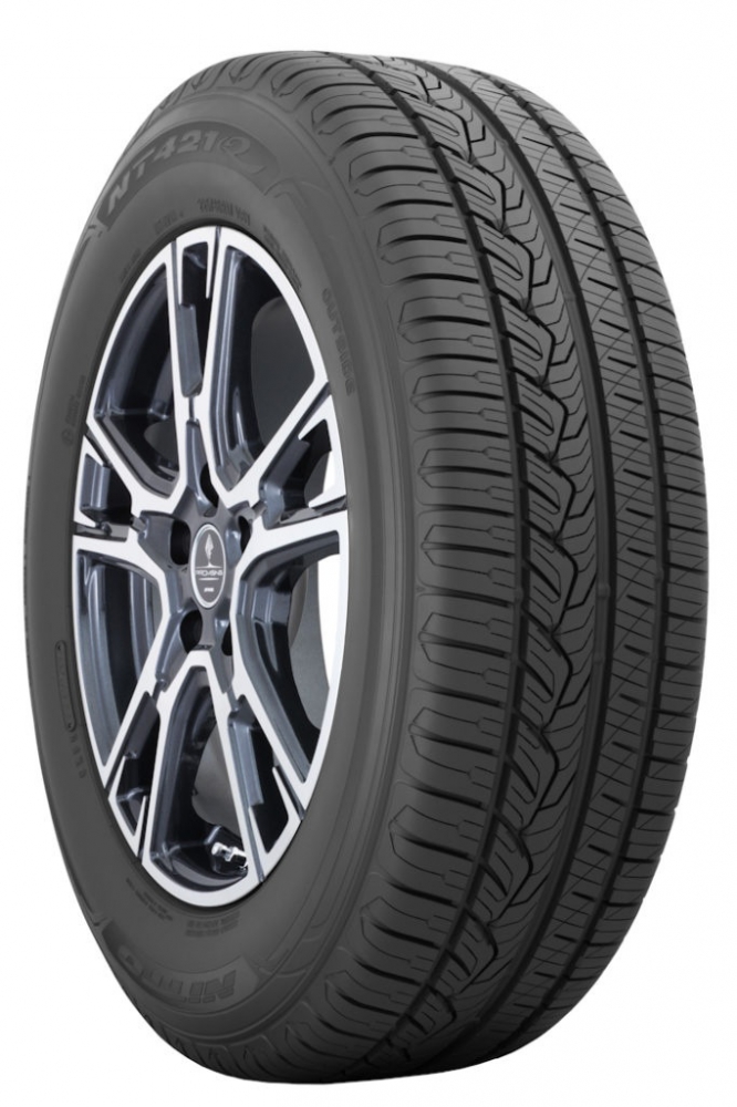 Nitto NT421A 215/50 R18 92V